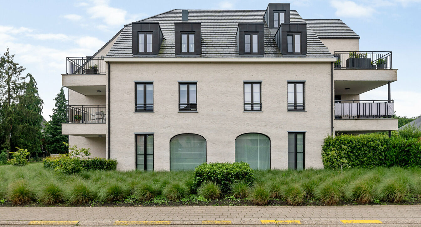 Recent duplex-appartement met 3 slaapkamers in Residentie molenspoor.

Ligging: In het centrum van Lichtaart maar toch residentieel en zeer rustig. Scholen, winkels en openbaar vervoer op wandelafstand. Bossen en sportclubs in nabije omgeving.

Het appart