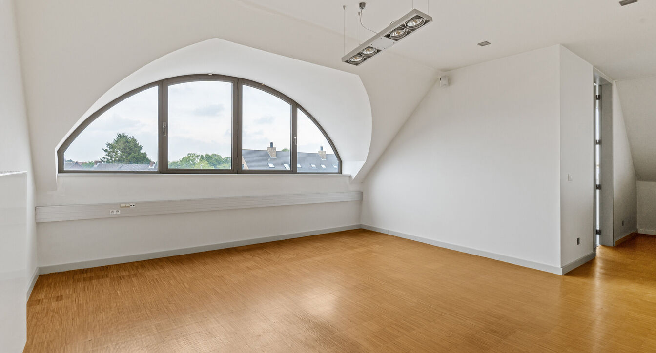 Dit groot duplexappartement heeft jaren dienst gedaan als kantoor en kan vandaag ook nog die bestemming krijgen voor de ondernemer die zich hier wil vestigen.

Anderzijds is deze unieke locatie ook fantastisch om te wonen.

De inrichting van keuken en bad