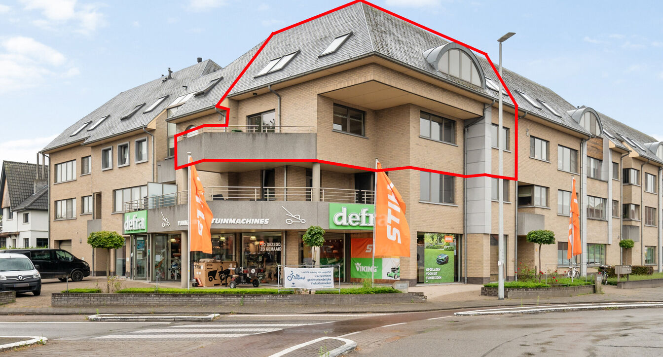 Dit groot duplexappartement heeft jaren dienst gedaan als kantoor en kan vandaag ook nog die bestemming krijgen voor de ondernemer die zich hier wil vestigen.

Anderzijds is deze unieke locatie ook fantastisch om te wonen.

De inrichting van keuken en bad