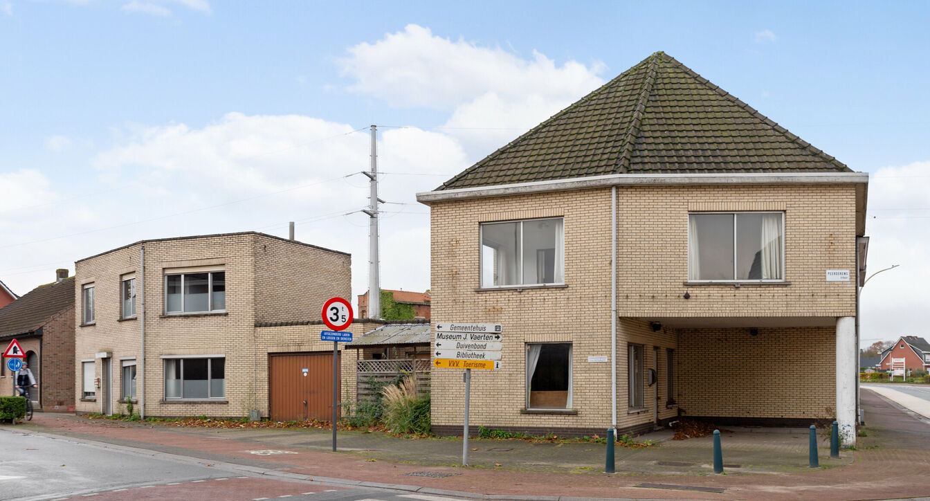 Deze 2 wonigen worden samen aangeboden, ideaal als bv kangoeroewonig of als meergezinshuis. Na renovatie heb je twee afzonderlijke  woningen met een unieke ligging, eenerzijds op wandelafstand van het centrum, scholen en supermarkt en anderzijds op enkel