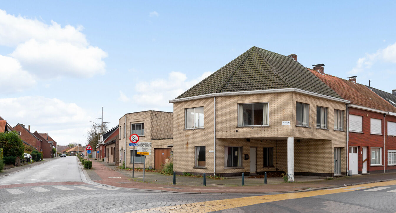 Deze 2 wonigen worden samen aangeboden, ideaal als bv kangoeroewonig of als meergezinshuis. Na renovatie heb je twee afzonderlijke  woningen met een unieke ligging, eenerzijds op wandelafstand van het centrum, scholen en supermarkt en anderzijds op enkel