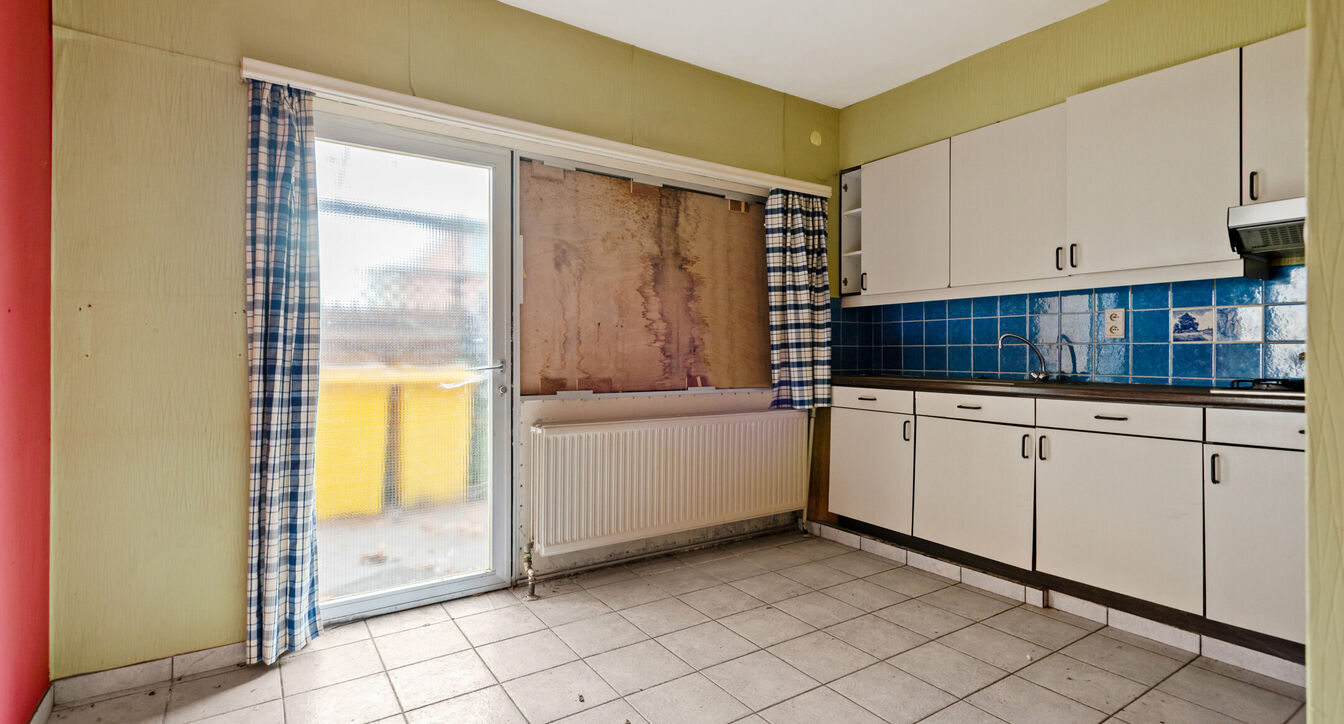 Deze 2 wonigen worden samen aangeboden, ideaal als bv kangoeroewonig of als meergezinshuis. Na renovatie heb je twee afzonderlijke  woningen met een unieke ligging, eenerzijds op wandelafstand van het centrum, scholen en supermarkt en anderzijds op enkel