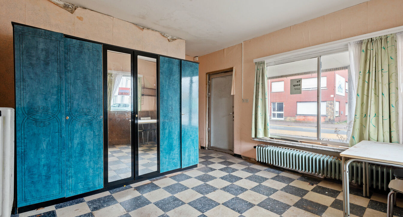 Deze 2 wonigen worden samen aangeboden, ideaal als bv kangoeroewonig of als meergezinshuis. Na renovatie heb je twee afzonderlijke  woningen met een unieke ligging, eenerzijds op wandelafstand van het centrum, scholen en supermarkt en anderzijds op enkel