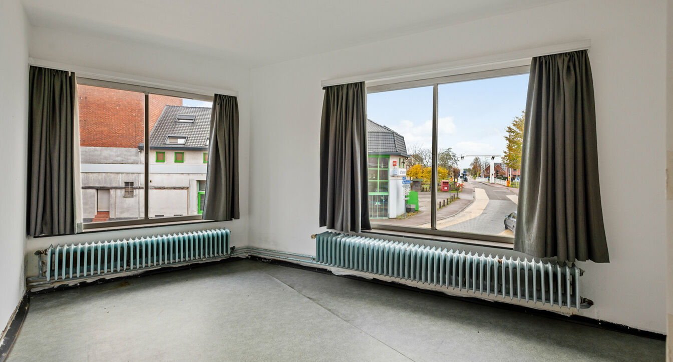 Deze 2 wonigen worden samen aangeboden, ideaal als bv kangoeroewonig of als meergezinshuis. Na renovatie heb je twee afzonderlijke  woningen met een unieke ligging, eenerzijds op wandelafstand van het centrum, scholen en supermarkt en anderzijds op enkel