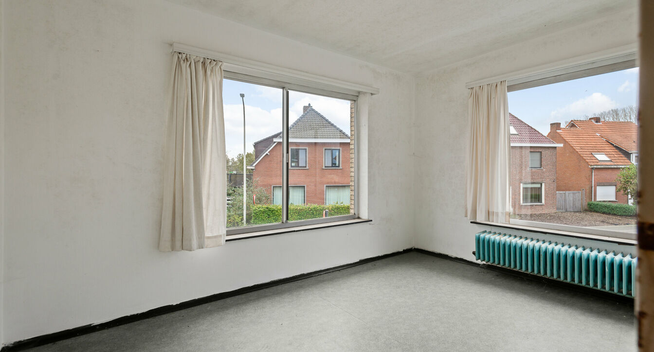 Deze 2 wonigen worden samen aangeboden, ideaal als bv kangoeroewonig of als meergezinshuis. Na renovatie heb je twee afzonderlijke  woningen met een unieke ligging, eenerzijds op wandelafstand van het centrum, scholen en supermarkt en anderzijds op enkel