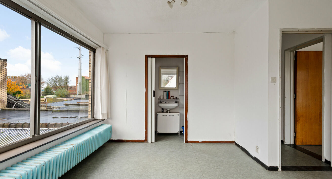 Deze 2 wonigen worden samen aangeboden, ideaal als bv kangoeroewonig of als meergezinshuis. Na renovatie heb je twee afzonderlijke  woningen met een unieke ligging, eenerzijds op wandelafstand van het centrum, scholen en supermarkt en anderzijds op enkel