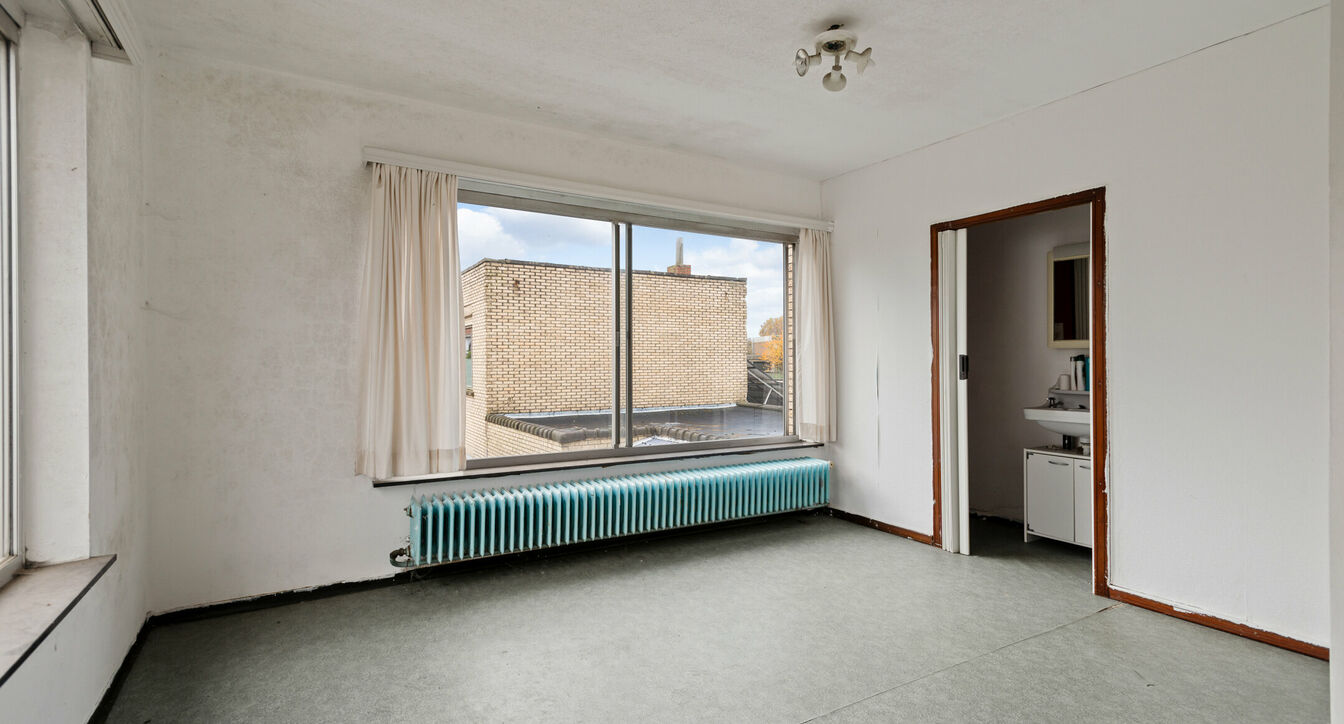 Deze 2 wonigen worden samen aangeboden, ideaal als bv kangoeroewonig of als meergezinshuis. Na renovatie heb je twee afzonderlijke  woningen met een unieke ligging, eenerzijds op wandelafstand van het centrum, scholen en supermarkt en anderzijds op enkel