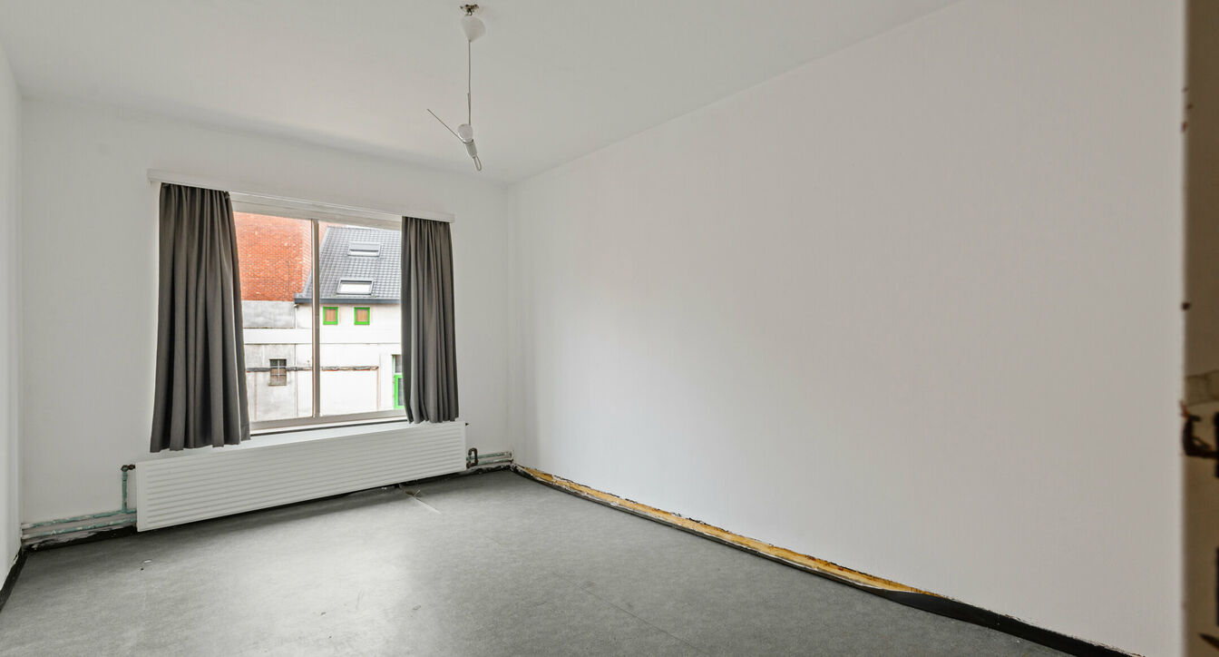 Deze 2 wonigen worden samen aangeboden, ideaal als bv kangoeroewonig of als meergezinshuis. Na renovatie heb je twee afzonderlijke  woningen met een unieke ligging, eenerzijds op wandelafstand van het centrum, scholen en supermarkt en anderzijds op enkel