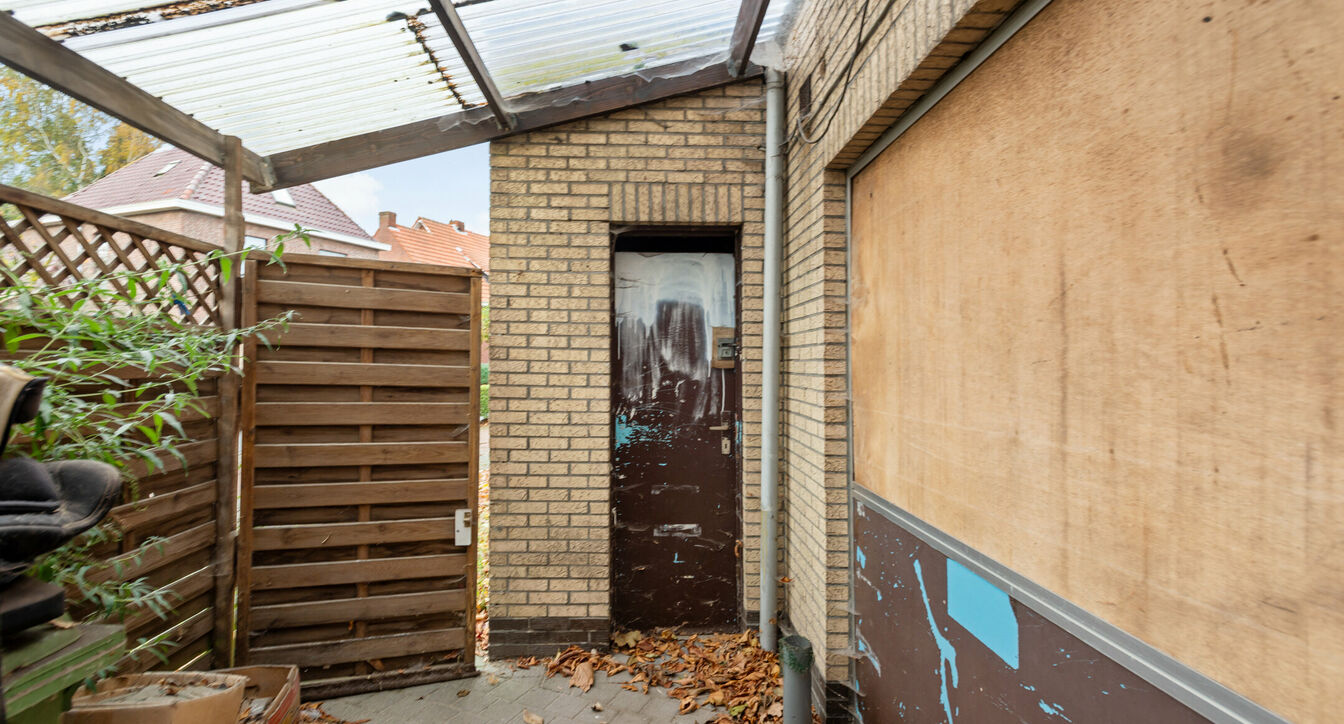 Deze 2 wonigen worden samen aangeboden, ideaal als bv kangoeroewonig of als meergezinshuis. Na renovatie heb je twee afzonderlijke  woningen met een unieke ligging, eenerzijds op wandelafstand van het centrum, scholen en supermarkt en anderzijds op enkel