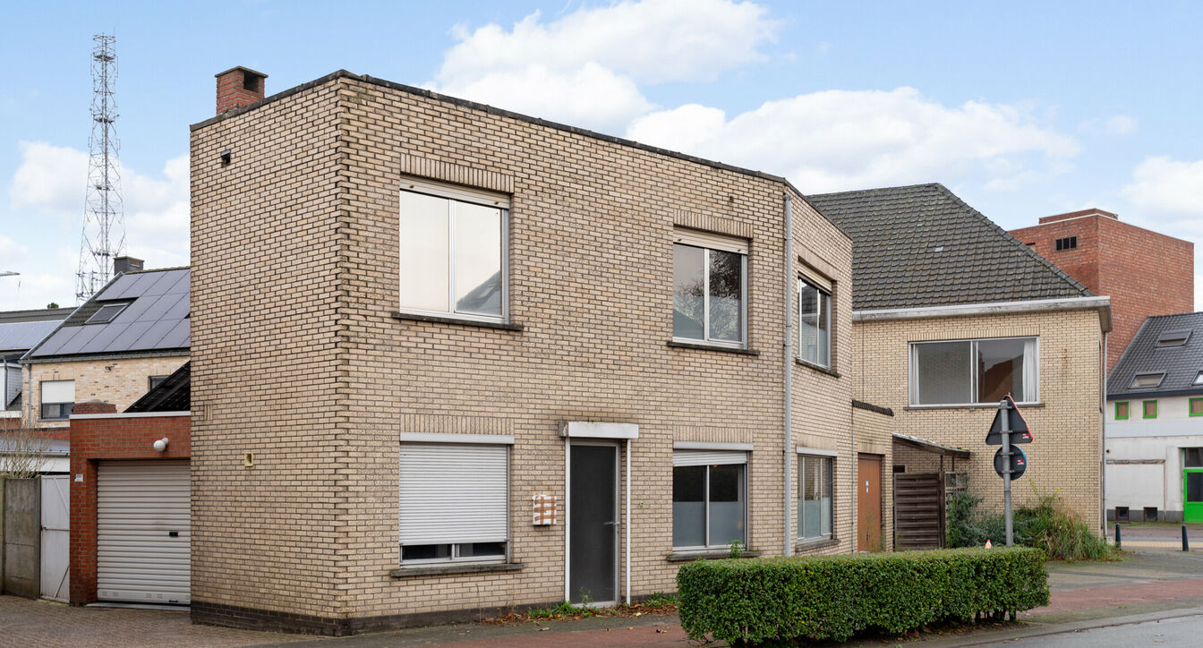 Deze 2 wonigen worden samen aangeboden, ideaal als bv kangoeroewonig of als meergezinshuis. Na renovatie heb je twee afzonderlijke  woningen met een unieke ligging, eenerzijds op wandelafstand van het centrum, scholen en supermarkt en anderzijds op enkel