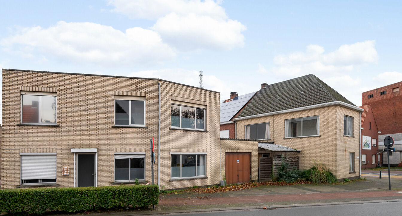 Deze 2 wonigen worden samen aangeboden, ideaal als bv kangoeroewonig of als meergezinshuis. Na renovatie heb je twee afzonderlijke  woningen met een unieke ligging, eenerzijds op wandelafstand van het centrum, scholen en supermarkt en anderzijds op enkel