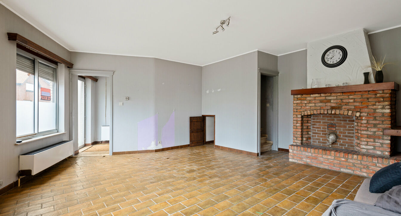 Deze 2 wonigen worden samen aangeboden, ideaal als bv kangoeroewonig of als meergezinshuis. Na renovatie heb je twee afzonderlijke  woningen met een unieke ligging, eenerzijds op wandelafstand van het centrum, scholen en supermarkt en anderzijds op enkel